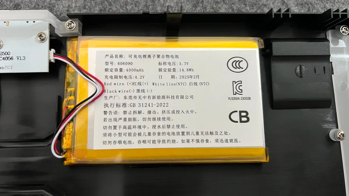 La batteria alloggiata all’interno del case, con le sue specifiche ben visibili.